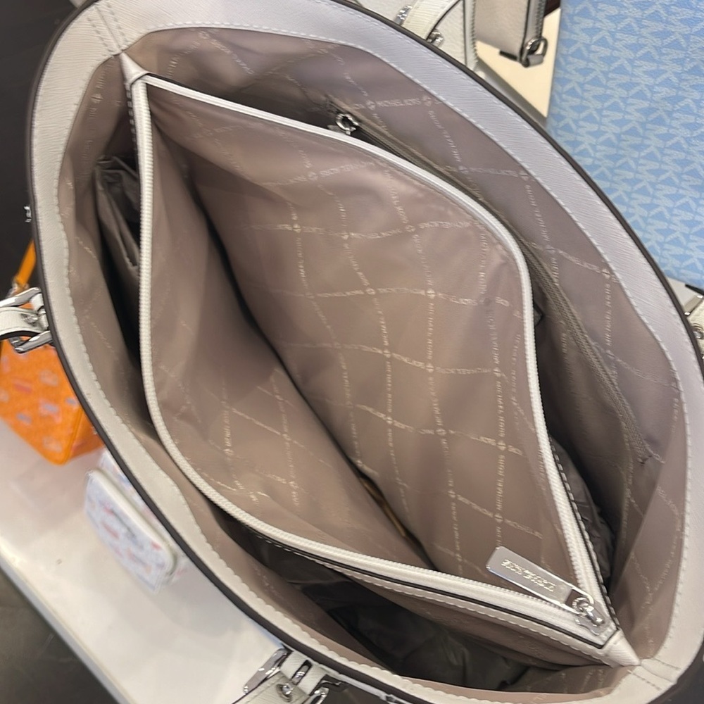 MICHAEL KORS Voyager Larg Saffiano Leather EW Tote Shoulder Bag
Optic White 
NWT - Picture 12 of 16